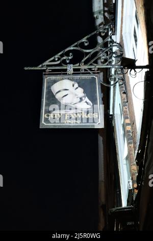 Guy Fawkes Inn signe la nuit à High Petergate dans la ville de York Yorkshire Angleterre Banque D'Images