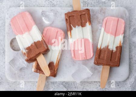 Crème glacée au yaourt napolitain, popsicle Banque D'Images