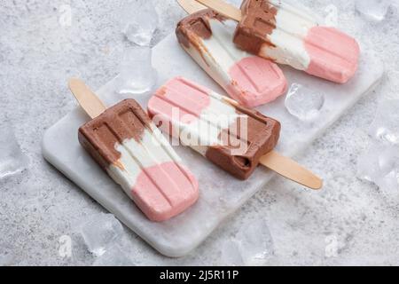 Crème glacée au yaourt napolitain, popsicle Banque D'Images