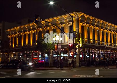 Vue nocturne du restaurant éclairé Barleymash à l'angle de 5th Ave avec Market St dans le quartier Gaslamp, au centre-ville de San Diego Banque D'Images