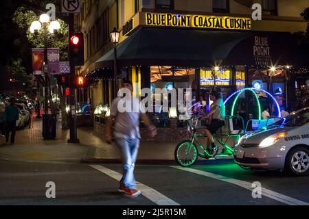 Vue de nuit de la 5th Ave avec passage à Market St dans le quartier Gaslamp, San Diego Banque D'Images