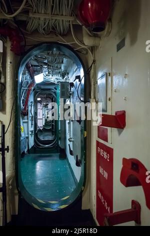 L'un des porte-avions USS Midway est desservi par les couloirs vers les salles des moteurs, l'embarcadère de la marine de San Diego Banque D'Images