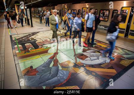 Argentine, Buenos Aires - Station de métro "Subte" Plaza Italia, avec un grand morceau d'art en céramique sur le sol. Banque D'Images