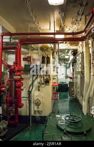 L'un des passages du porte-avions USS Midway vers les salles des moteurs, l'embarcadère de la marine de San Diego Banque D'Images