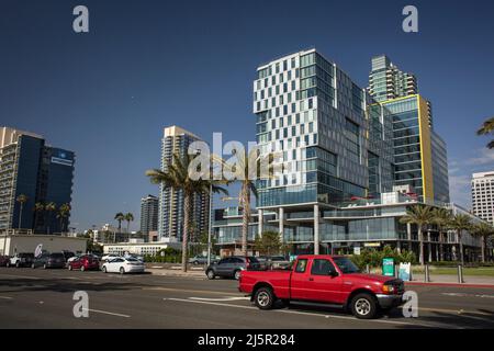 Minibus rouge longeant North Harbor Drive dans le centre-ville de San Diego Banque D'Images