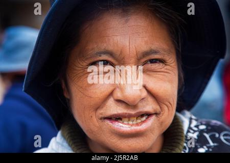 Argentine, province de Salta - attraction touristique 'Tren a las Nubes' ou train dans les nuages .femme indigineuse âgée dans le village de San Antonio de lo Banque D'Images