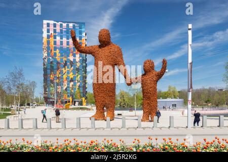 ALMERE, PAYS-BAS - 21 AVRIL 2022 : vue sur la place centrale avec statues et tour colorée sur la Floriade Expo 2022 à Almere Banque D'Images