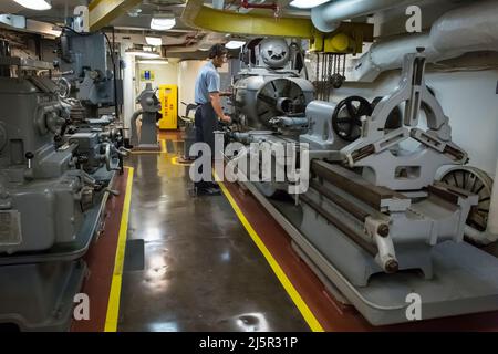 Faux marin travaillant avec des machines dans le porte-avions USS Midway, San Diego Navy Pier Banque D'Images