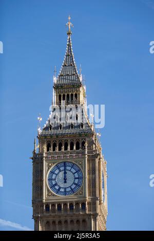 Les bras d'horloge sont vus à 12 heures sur une face d'horloge de Big Ben, Elizabeth Tower, à Westminster, dans le centre de Londres. Banque D'Images