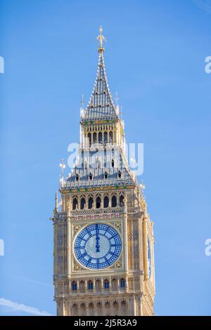 Les bras d'horloge sont vus à 12 heures sur une face d'horloge de Big Ben, Elizabeth Tower, à Westminster, dans le centre de Londres. Banque D'Images