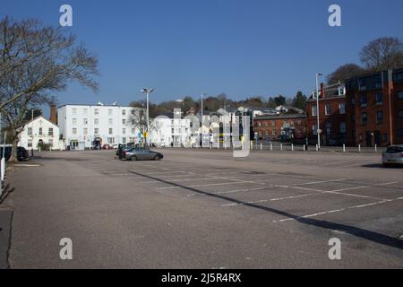 EXETER, Royaume-Uni - 1 MARS 2021 le parking de Bonhay Road à la gare d'Exeter St David a été abandonné en raison de la COVID-19 Banque D'Images