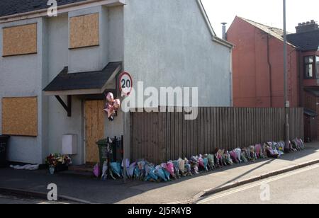 EXETER, Royaume-Uni - 1 MARS 2021 hommages floraux Clayton Road où 3 membres de la même famille ont été tués dans un incendie non suspect Banque D'Images