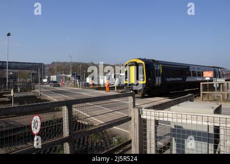 EXETER, Royaume-Uni - 1 MARS 2021 train local approchant du croisement Red Cow à la gare d'Exeter St David Banque D'Images