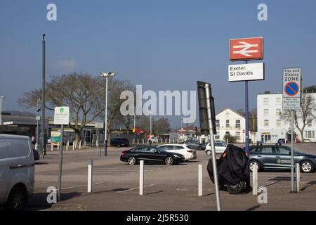 EXETER, Royaume-Uni - 1 MARS 2021 le parking principal de la gare de Exeter St David a été abandonné en raison de la COVID-19 Banque D'Images