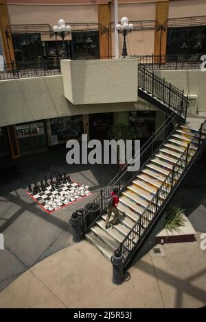 Escalier, près d'un jeu d'échecs géant, au centre commercial extérieur en ruines de Westfield Horton Plaza, Gaslamp Quarter, San Diego Banque D'Images