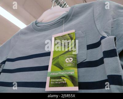T-shirt de C&A, fabriqué en fonction du berceau à la base Banque D'Images