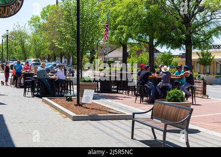 KANNAPOLIS, NC, USA-17 AVRIL 2022 : les gens se rassemblent et socialisent sur West Avenue lors d'une journée de printemps ensoleillée. Banque D'Images