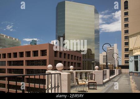 BMP Supreme gratte-ciel et le bâtiment Internal Revenue Service de la terrasse du centre commercial en ruines de Westfield Horton Plaza, San Diego Banque D'Images