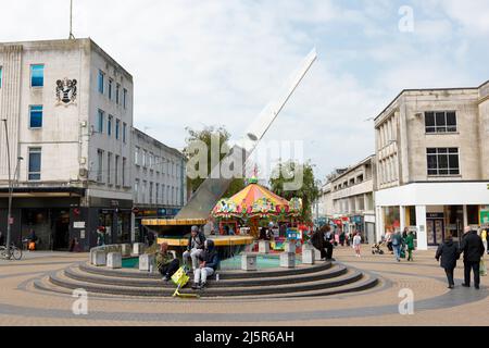 Plymouth, Devon, Royaume-Uni. 25th avril 2022. Une journée de printemps ensoleillée dans le centre de Plymouth. Les gens s'assoient sur les marches du Sundial sur Armada Way à Plymouth. Banque D'Images