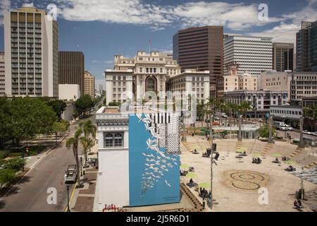 Vue panoramique aérienne du parc Horton Plaza avec la fresque “Qu’est-ce qui vous lève” de Kelsey Montague Art en premier plan, quartier Gaslamp de San Diego Banque D'Images