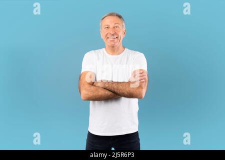 Portrait d'un homme mûr heureux posé au studio Banque D'Images