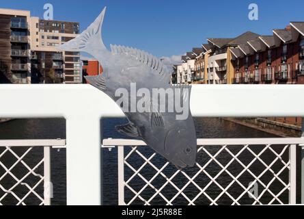 Sculptures de poisson en métal brillant sur un pont à Roath Basin, baie de Cardiff. Journée ensoleillée, printemps 2022. Avril. Banque D'Images