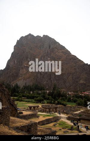 Ollantaytambo Village avec une montagne à l'arrière-sol Banque D'Images