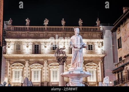 Photos de nuit sur la Piazza delle Erbe, Vérone, Italie, 13.07.2021 Banque D'Images