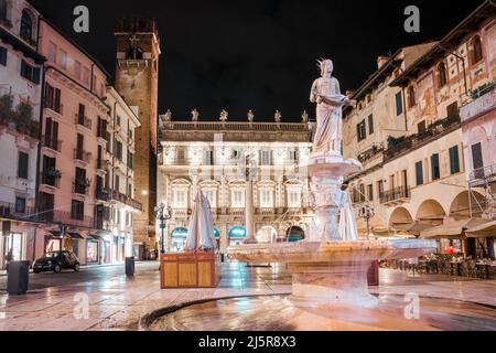 Photos de nuit sur la Piazza delle Erbe, Vérone, Italie, 13.07.2021 Banque D'Images