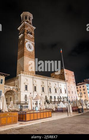 Photos de nuit sur la Piazza delle Erbe, Vérone, Italie, 13.07.2021 Banque D'Images