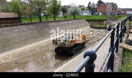 Travaux de construction dans le lit sec de la rivière Banque D'Images