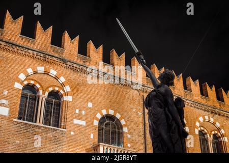 Photos de nuit sur la Piazza delle Erbe, Vérone, Italie, 13.07.2021 Banque D'Images