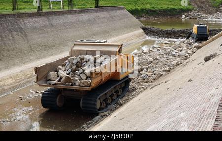 Travaux de construction dans le lit sec de la rivière Banque D'Images