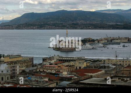 Messina, Italie 12/12/2005: Vue sur la Madonnina dans l'ancien port. ©Andrea Sabbadini Banque D'Images