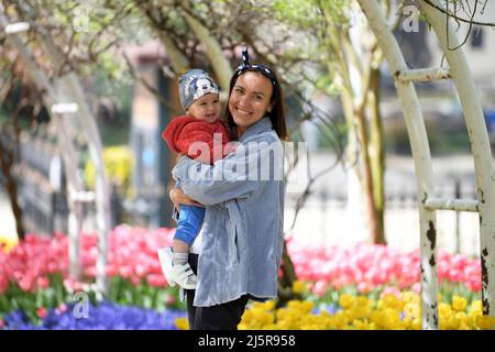 Istanbul, Turquie. 25th avril 2022. Des gens visitent le parc Gulhane, Istanbul, Turquie, le 25 avril 2022. Credit: Shadati/Xinhua/Alamy Live News Banque D'Images