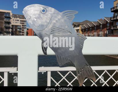 Sculptures de poisson en métal brillant sur un pont à Roath Basin, baie de Cardiff. Journée ensoleillée, printemps 2022. Avril. Banque D'Images