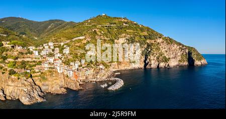 Vue aérienne du village de Riomaggiore aux Cinque Terre, patrimoine mondial de l'UNESCO en Ligurie, Italie Banque D'Images