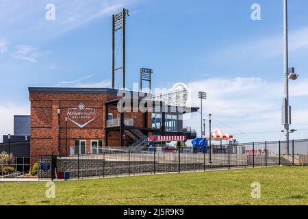 KANNAPOLIS, Caroline du Nord, USA-17 AVRIL 2022 : construction et places assises au parc de baseball Atruim Health Ballpark, le jour du printemps. Banque D'Images