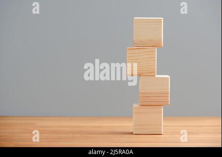 Cubes de blocs de bois vierges sur fond gris pour votre texte et votre publicité. Espace libre pour le modèle de concept métier et la bannière. Banque D'Images