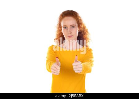 Faire bien. Fasciné heureux redhead maurily femme montre OK signe et sourire, acceptant votre idée, recommander produit isolé sur un fond blanc Banque D'Images