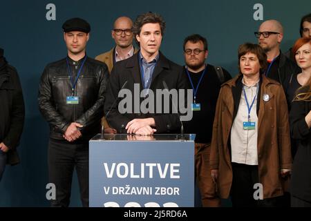 Ljubljana, Slovénie. 24th avril 2022. Luka Mesec (front), le chef de la gauche, s'adresse à son parti au centre des médias de Ljubljana, Slovénie, le 24 avril 2022. Le mouvement pour la liberté (FM), un nouveau parti de centre-gauche, a remporté une victoire écrasante dimanche aux élections législatives en Slovénie, battant le parti démocratique slovène de centre-droit dirigé par le Premier ministre Janez Jansa. Credit: Zeljko Stevanic/Xinhua/Alay Live News Banque D'Images