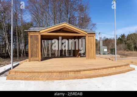 un belvédère en bois construit dans un parc de la ville. une plate-forme pour les spectacles Banque D'Images