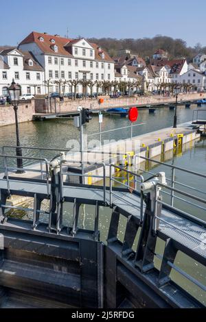 Port de Bad Karlshafen, le nouveau poste d'inondation, Weserbergland, Hesse, Allemagne, Europe Banque D'Images