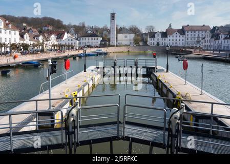 Port de Bad Karlshafen, le nouveau poste d'inondation, Weserbergland, Hesse, Allemagne, Europe Banque D'Images