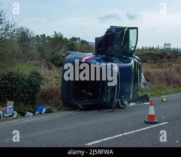 Dunmanway, West Cork Ireland, lundi 25 avril 2022; les services d'urgence ont traité aujourd'hui d'un seul accident de véhicule à l'arrière de la route Bantry à Cork. 4 unités du service d'incendie du comté de Cork des casernes de pompiers de Dunmanway et Bantry ainsi que Gardai de Dunmanway, le personnel de l'Ambulance et l'Ambulance aérienne ont assisté à la scène où le seul occupant de la voiture, Une femme dans ses années 50 a été traitée pour des blessures graves mais non mortelles avant d'être transporté à l'hôpital de l'université de Cork. On croit que le conducteur a perdu le contrôle de la voiture, est entré en collision avec un poteau et s'est retourné sur le côté. Credit ED/Alamy Live News Banque D'Images