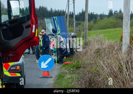 Dunmanway, West Cork Ireland, lundi 25 avril 2022; les services d'urgence ont traité aujourd'hui d'un seul accident de véhicule à l'arrière de la route Bantry à Cork. 4 unités du service d'incendie du comté de Cork des casernes de pompiers de Dunmanway et Bantry ainsi que Gardai de Dunmanway, le personnel de l'Ambulance et l'Ambulance aérienne ont assisté à la scène où le seul occupant de la voiture, Une femme dans ses années 50 a été traitée pour des blessures graves mais non mortelles avant d'être transporté à l'hôpital de l'université de Cork. On croit que le conducteur a perdu le contrôle de la voiture, est entré en collision avec un poteau et s'est retourné sur le côté. Credit ED/Alamy Live News Banque D'Images