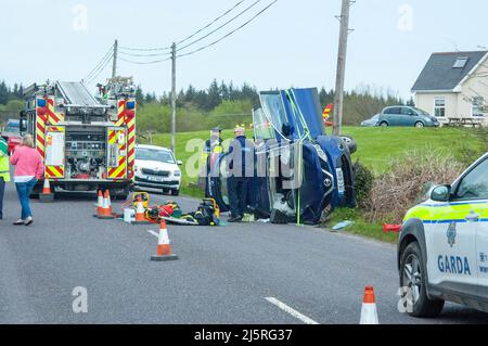 Dunmanway, West Cork Ireland, lundi 25 avril 2022; les services d'urgence ont traité aujourd'hui d'un seul accident de véhicule à l'arrière de la route Bantry à Cork. 4 unités du service d'incendie du comté de Cork des casernes de pompiers de Dunmanway et Bantry ainsi que Gardai de Dunmanway, le personnel de l'Ambulance et l'Ambulance aérienne ont assisté à la scène où le seul occupant de la voiture, Une femme dans ses années 50 a été traitée pour des blessures graves mais non mortelles avant d'être transporté à l'hôpital de l'université de Cork. On croit que le conducteur a perdu le contrôle de la voiture, est entré en collision avec un poteau et s'est retourné sur le côté. Credit ED/Alamy Live News Banque D'Images