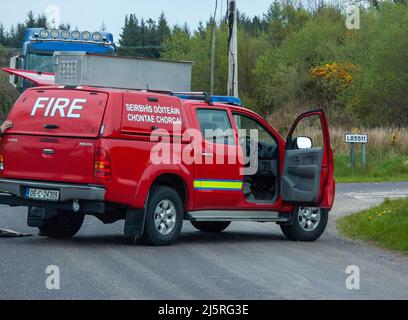 Dunmanway, West Cork Ireland, lundi 25 avril 2022; les services d'urgence ont traité aujourd'hui d'un seul accident de véhicule à l'arrière de la route Bantry à Cork. 4 unités du service d'incendie du comté de Cork des casernes de pompiers de Dunmanway et Bantry ainsi que Gardai de Dunmanway, le personnel de l'Ambulance et l'Ambulance aérienne ont assisté à la scène où le seul occupant de la voiture, Une femme dans ses années 50 a été traitée pour des blessures graves mais non mortelles avant d'être transporté à l'hôpital de l'université de Cork. On croit que le conducteur a perdu le contrôle de la voiture, est entré en collision avec un poteau et s'est retourné sur le côté. Credit ED/Alamy Live News Banque D'Images