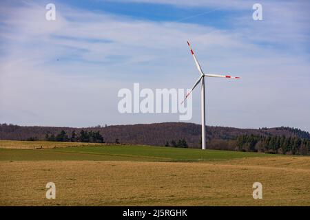 Vue aérienne d'une éolienne avec pales de rotor rouge et blanc dans un paysage rural Banque D'Images