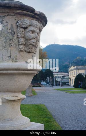 Como, Italie, novembre 2021 Sculpture dans le jardin de la villa de luxe Olmo dans la province de Côme, Italie, Lombardie sur les rives du lac de Côme. Banque D'Images